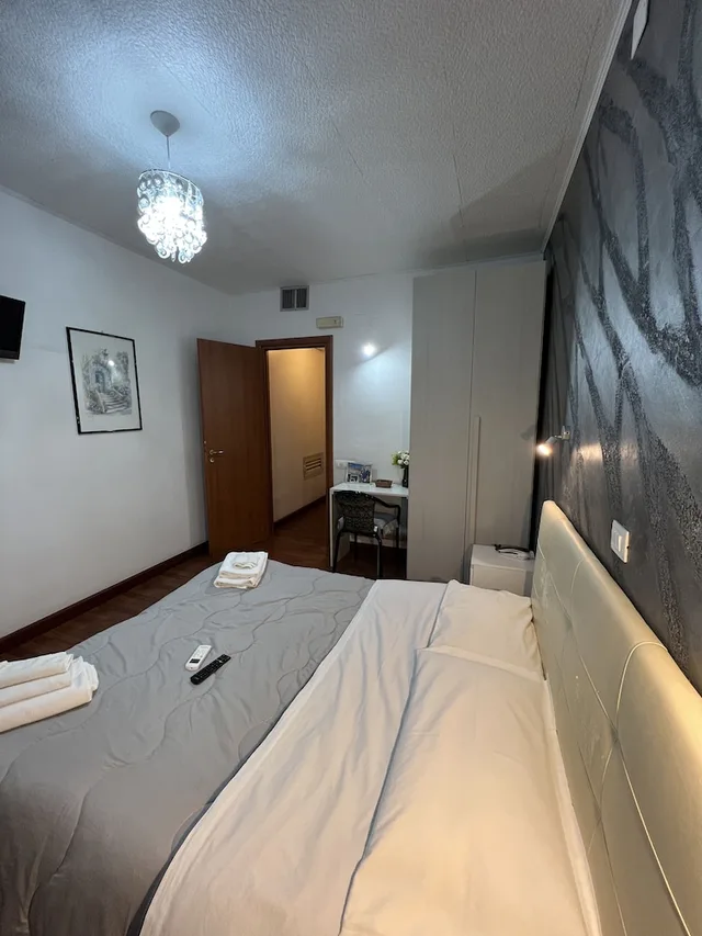 Comfort, Queen Bed, Hotel Como 3/8