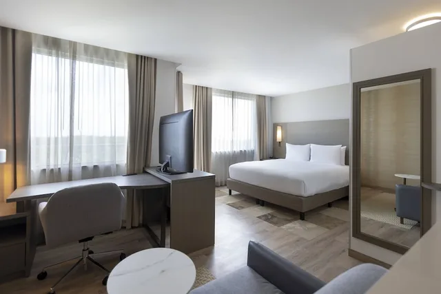 استوديو بسرير كينج بإطلالة على البحر بشرفة مع أريكة، Residence Inn by Marriott Cancun Hotel Zone 4/10