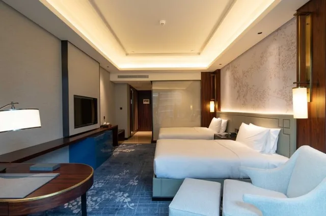 غرفة قياسية بسريرين مزدوجين مع دخول صالة النادي، HUALUXE Leshan by IHG 4/5