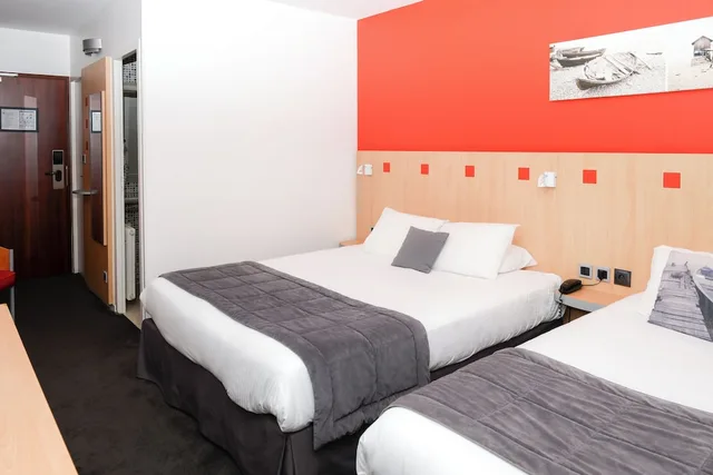 غرفة عائلية ثلاثية بثلاثة أسرّة بشرفة، Kyriad Prestige Les Sables D Olonne Plage Centre Des Congres 1/10