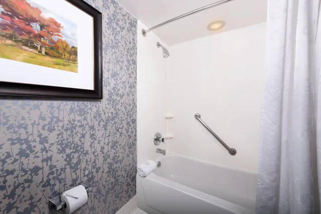 غرفة بسرير كينج بحوض استحمام مع دخول صالة النادي لذوي الإعاقة، Sheraton Atlanta Perimeter North Hotel 7/7