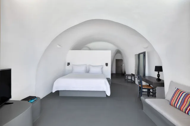 Deluxe Cave Suite Private Pool Caldera View، Grand Ambassador Santorini Hotel 3/4