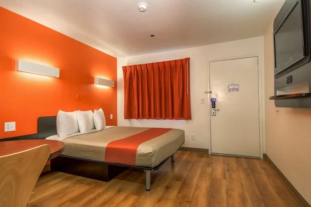 Room, Queen Bed, Motel6 Carlsbad, CA Beach 4/10