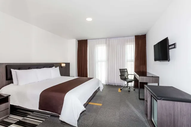 غرفة قياسية بسرير كينج، Wyndham Costa del Sol Lima Airport 1/3