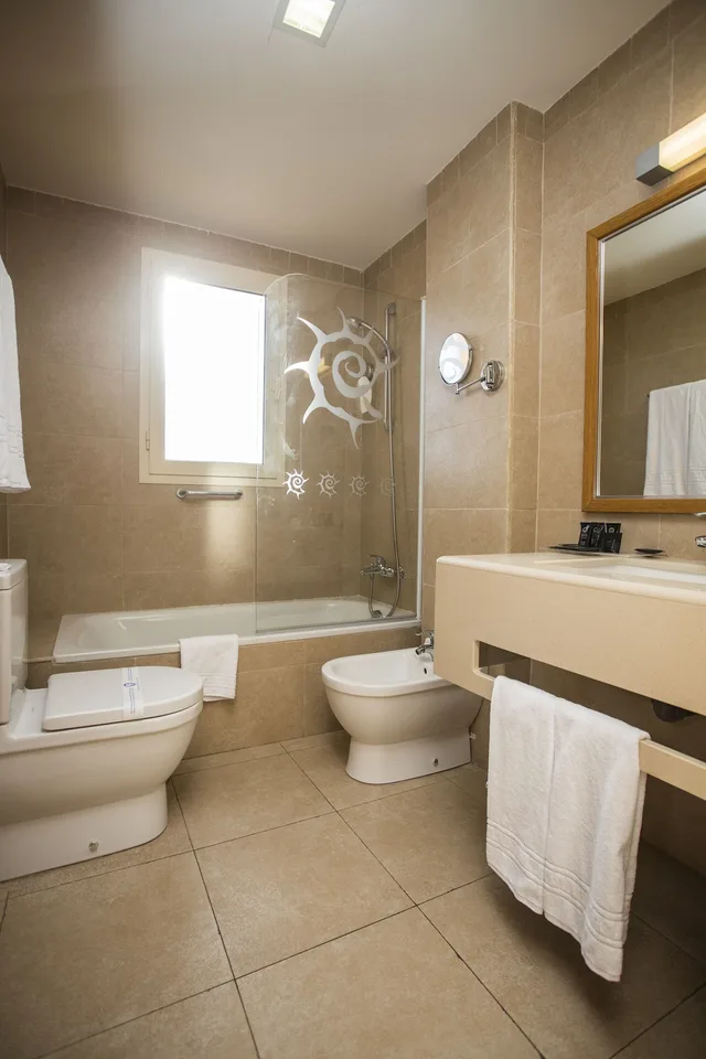 غرفة ثلاثية بإطلالة على البحر، Poseidon La Manga Hotel & Spa - Designed for Adults 2/3