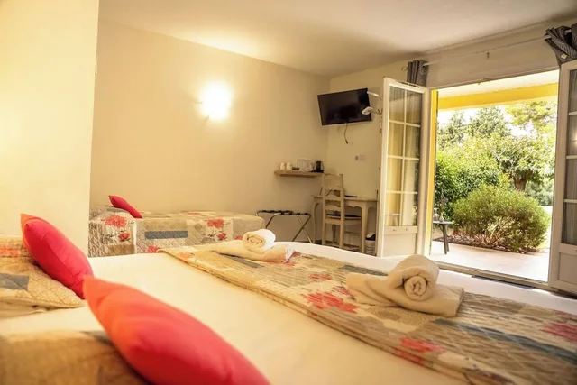 غرفة سوبيريور ثلاثية بسرير كوين وسرير فردي، HOTEL DES GRANGES 9/10