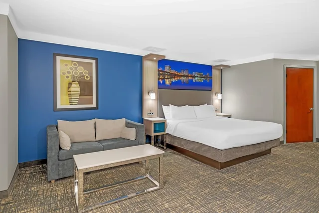 غرفة قياسية بسرير كينج مع أريكة بمطبخ، Best Western Plus Glen Allen Inn 4/8