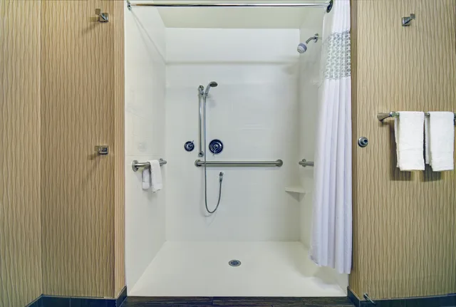 غرفة بسرير كينج لذوي الإعاقة، Hampton Inn and Suites Milwaukee Franklin 4/5