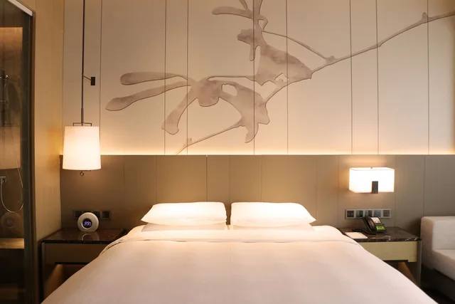 غرفة ديلوكس بسرير كينج، Courtyard By Marriott Shanghai Hongqiao 3/6