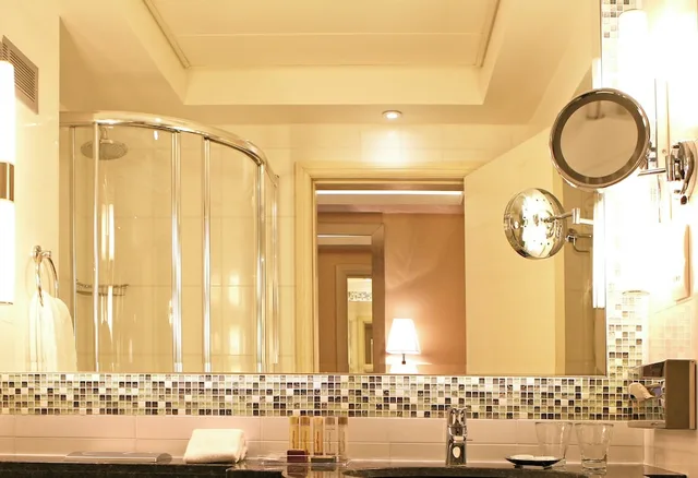 جناح جونيور بسرير كينج بإطلالة على البحر في الطابق العلوي، Crowne Plaza Limassol 1/1