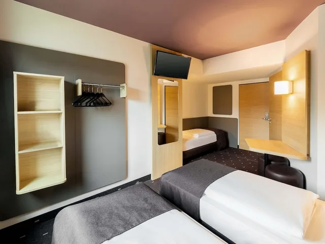 غرفة ثلاثية بسرير كوين وسرير فردي، B&B Hotel Monchengladbach 2/5