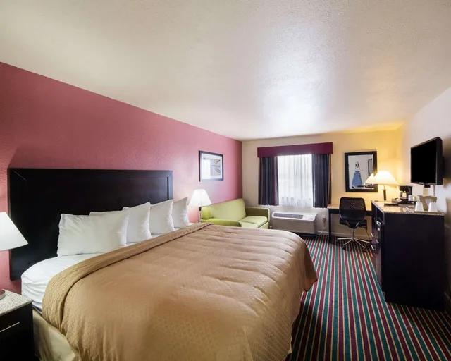 جناح بسرير كينج، Quality Inn Del Rio 1/3