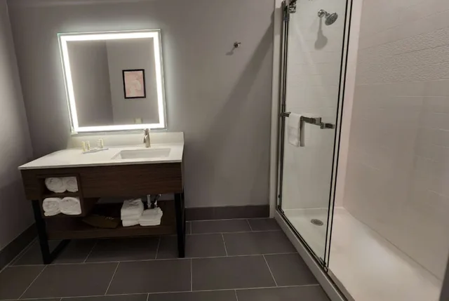 جناح بسرير كينج بغرفة نوم واحدة، La Quinta Inn & Suites by Wyndham Pflugerville 6/6