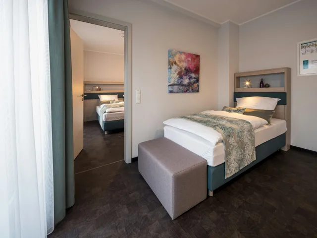 2 Bedrooms, Capsule, 1 Double and 1 Single Bed, RS-Hotel and Apartment Bruehl 3/3