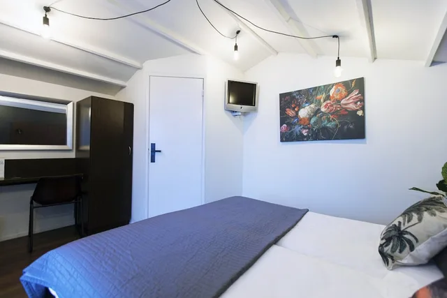 غرفة بسريرين منفصلين بإطلالة على الحديقة، Quentin England Hotel 1/8