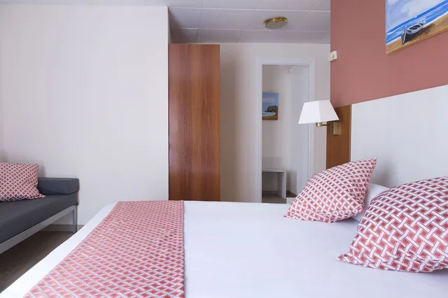غرفة عائلية بسريرين منفصلين مع أريكة، GHT Balmes Hotel, Aparthotel & Splash 10/10