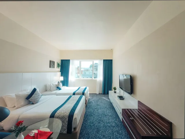 غرفة سوبيريور بسريرين منفصلين وسريرين كينج، Kingsgate Hotel Abu Dhabi By Millennium 2/6