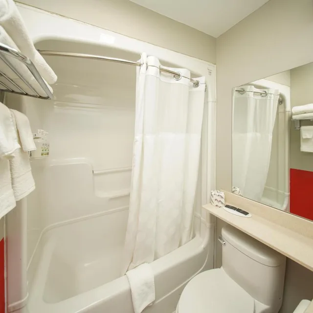 Room, King Bed, 2 Queen Beds, Super 8 By Wyndham Kingston 7/9