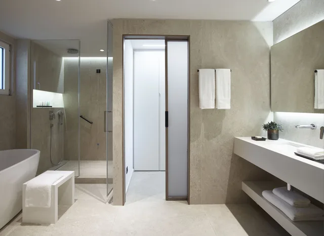 جناح فاخر بسرير كينج وسريرين منفصلين بغرفتي نوم، Neptune Luxury Resort 5/5
