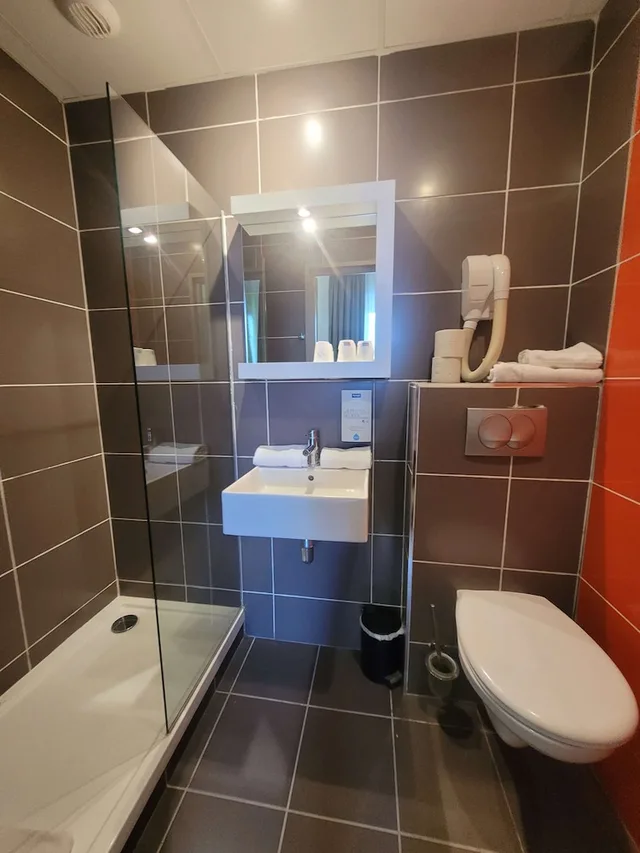 Standard, 1 Double and 3 Single Beds، Kyriad Orange Centre 10/10