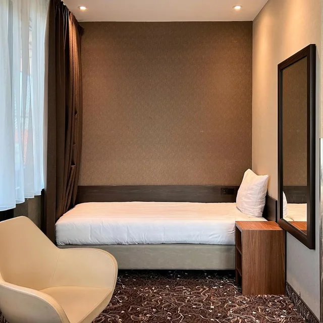 غرفة ثلاثية، Hotel Levell 6/9