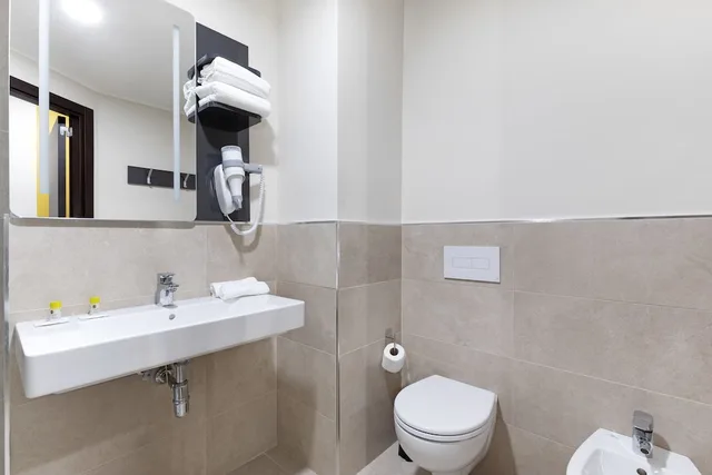 غرفة قياسية ثلاثية بسرير كوين وسرير فردي، B B Hotel Roma Pietralata 8/10