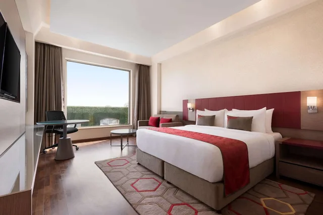 جناح بسرير كوين، Ramada by Wyndham Lucknow Hotel and Convention Center 1/2