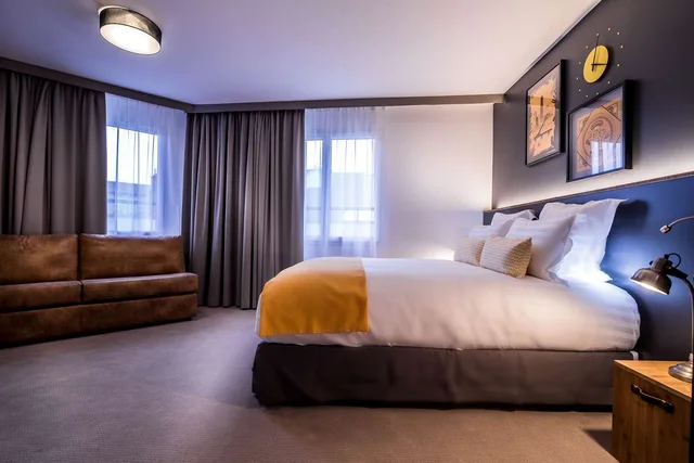جناح بسرير كوين مع أريكة بحوض استحمام، Best Western Plus Suitcase Paris La Defense 2/5