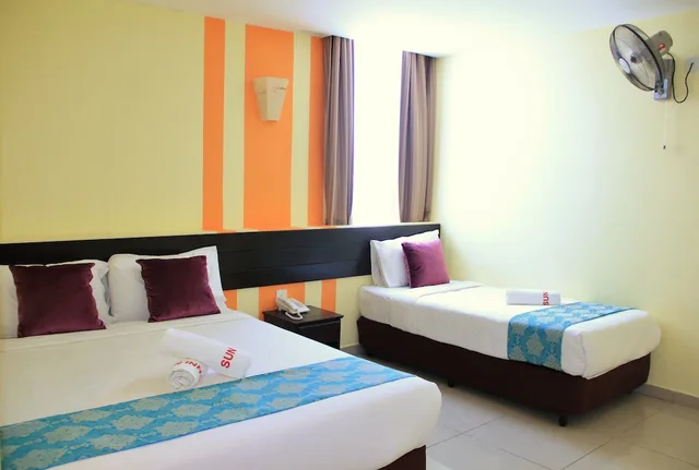 غرفة عائلية بسريرين كوين بشرفة، Sun Inns Rest House Kuantan 5/8