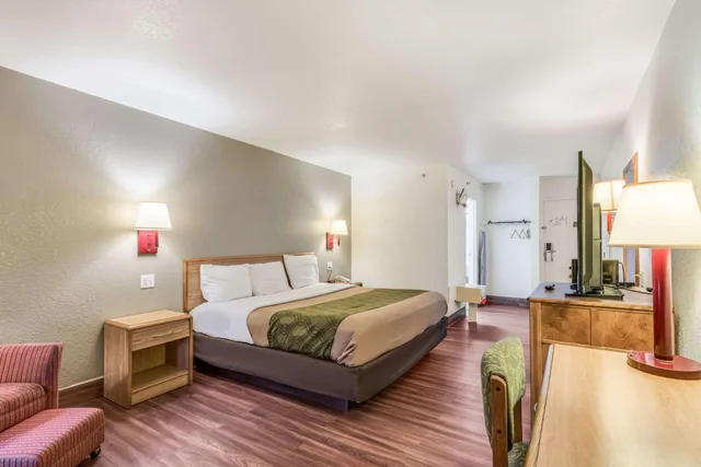 غرفة بسرير كوين للمدخنين لذوي الإعاقة، Econo Lodge Truman Inn 2/4