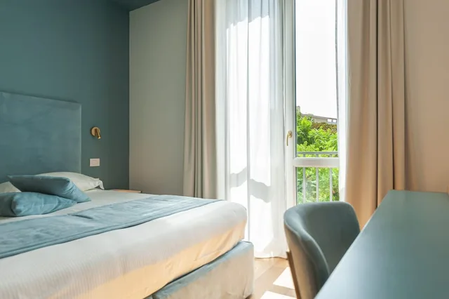 غرفة ديلوكس بسرير مزدوج أو سريرين منفصلين بإطلالة جزئية على البحر، Hotel Aristeo 1/7