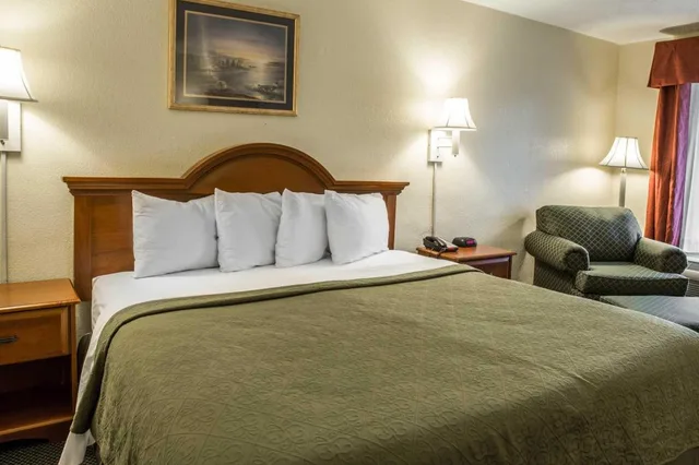 غرفة بغرفة نوم واحدة، Quality Inn Elizabeth City near University 1/3