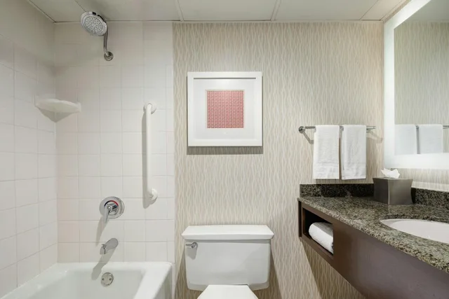Guest Room, King Bed, High Floor, West Tower، Marriott St. Louis Airport 5/7