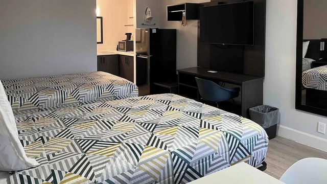غرفة بسريرين مزدوجين بمطبخ للمدخنين، Studio6 Conroe, TX 2/5