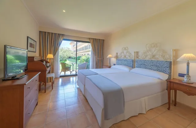 غرفة بسريرين منفصلين بشرفة، La Quinta Menorca by PortBlue Boutique - Adults Only 1/3