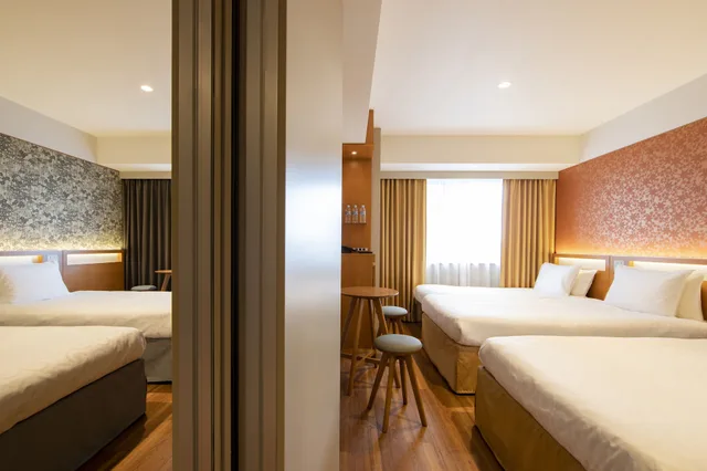 غرفة متصلة قياسية بأربعة أسرّة، Karaksa Hotel Grande Shin-Osaka Tower 1/5