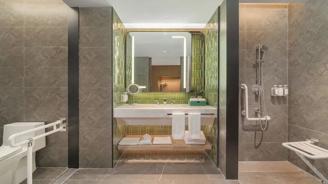 Standard, King Bed, Holiday Inn Wenzhou Airport by IHG 5/6