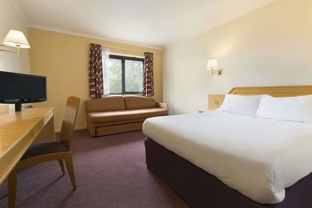 غرفة بسرير مزدوج مع أريكة، Days Inn by Wyndham Taunton 1/3