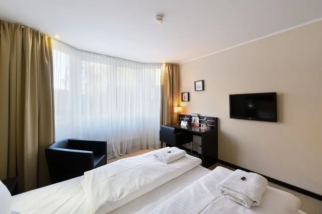 غرفة قياسية بسرير كينج بإطلالة على الفناء، Hotel am Karlstor 4/5