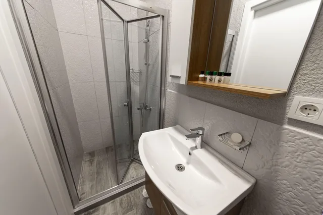 جناح بسرير كوين بإطلالة جزئية على البحر، Royal Taksim Suites 10/10