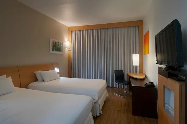 Standard, Double Bed, Street View، Novotel Porto Alegre Tres Figueiras 3/4