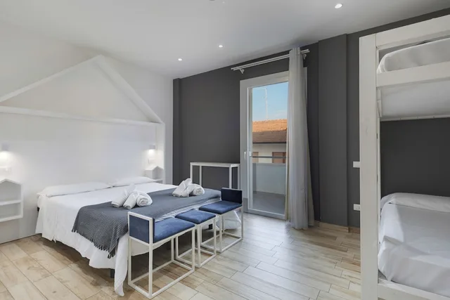 غرفة بريميوم رباعية بسرير مزدوج وسرير بطابقين، Evo Boutique Hotel 1/3