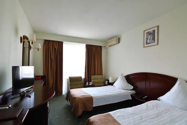 غرفة بسريرين منفصلين بشرفة، Hotel Delta 3 2/7