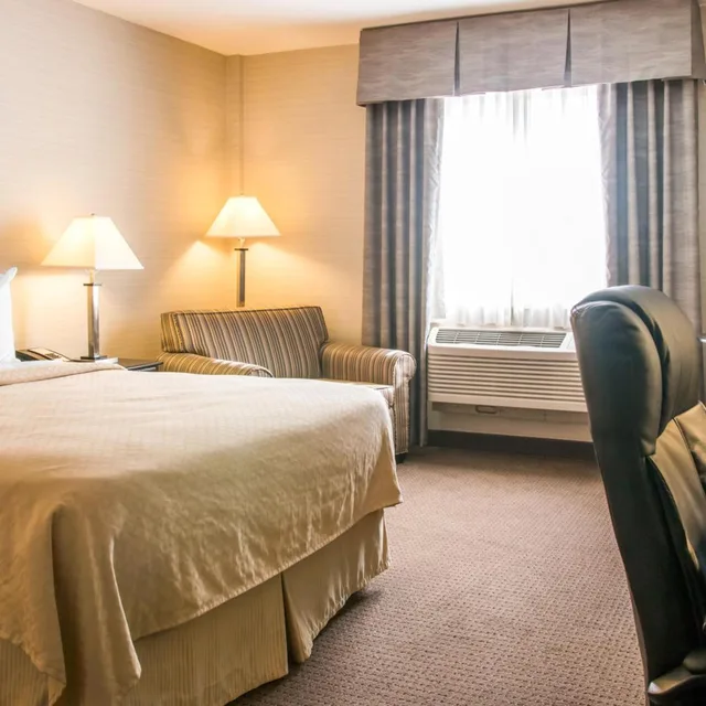 غرفة بسرير كينج، Quality Inn Suites Next To the Casino 1/3