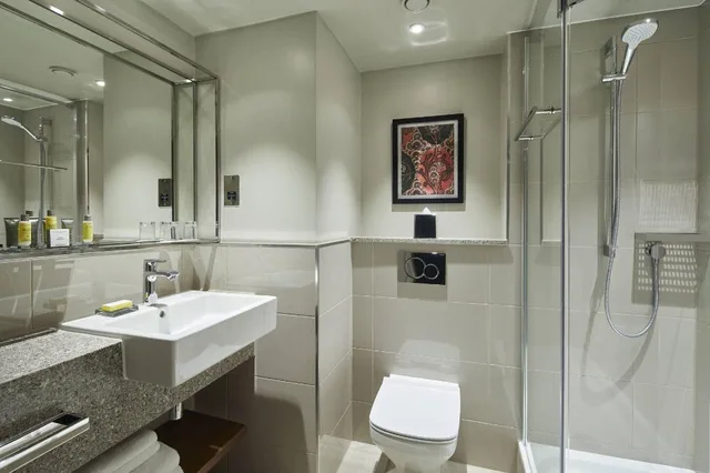 Kensington, Suite, 2 King Beds, Sofa, Executive Lounge Access, Large، London Marriott Hotel Kensington 3/3