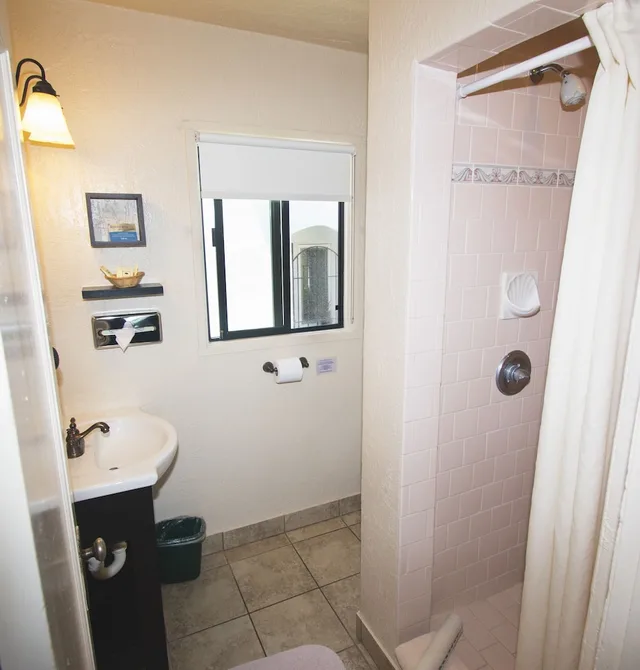 غرفة قياسية بسرير كوين بمطبخ، Capitola Venetian Hotel 4/4