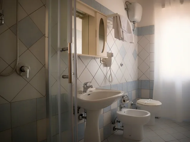 غرفة بسرير كوين وسرير فردي بإطلالة على الحديقة بشرفة، Albergo Minturnae 7/10