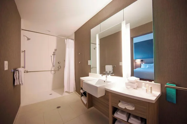 جناح بسرير كينج بغرفة نوم واحدة مع سرير سحّاب إضافي لذوي الإعاقة، SpringHill Suites by Marriott Athens Downtown/University Area 2/2
