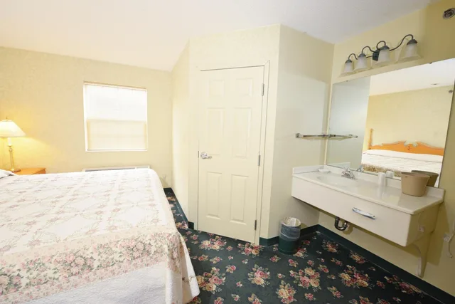 غرفة بسرير كينج بجاكوزي، Our Guest Inn and Suites - Downtown 4/4