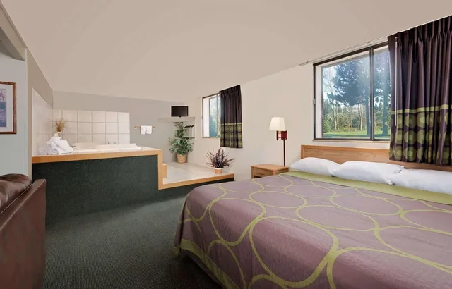 Room, King Bed, Hot Tub, Fairbridge Inn And Suites 3/10